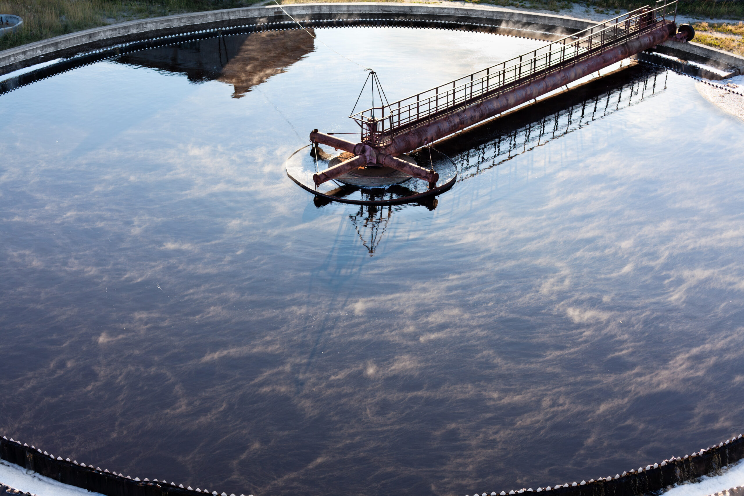 Big,Round,Sedimentation,Drainage.,Water,Settling,,Purification,In,The,Tank